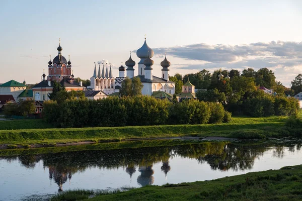 Nehir yansıması ile Tikhvin Varsayım (Bogorodichny Uspensky) Manastırı görünümü. Tikhvin, Leningrad region, Rusya Federasyonu