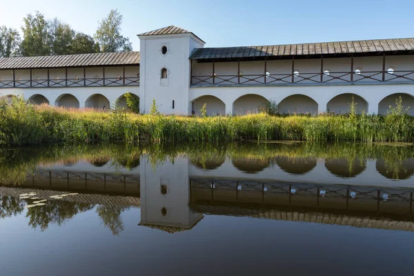 South Pavlovskaya Tower and wall of the Tikhvin Assumption (Bogorodichny Uspensky)   Monastery with a reflection in the pond. Tikhvin, Russia — Stock Photo, Image