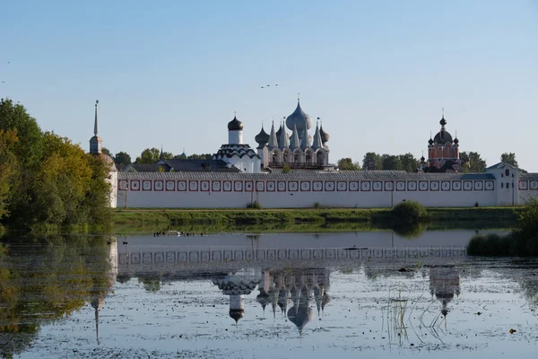 Assunzione di Tikhvin (Bogorodichny Uspensky) Monastero in Tikhvin. Regione di Leningrado. Russia — Foto Stock