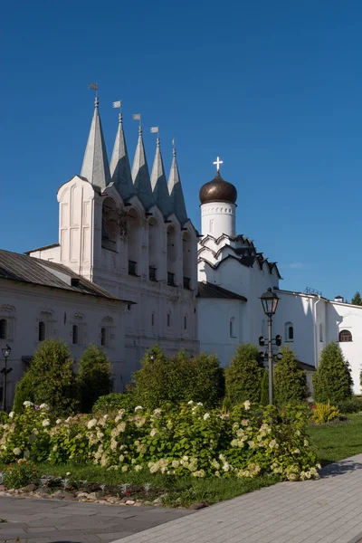 Klockstapeln och kyrkan av skyddet av den heliga jungfrun i Tikhvin antagande (antagande) kloster. Tikhvin, Ryssland — Stockfoto