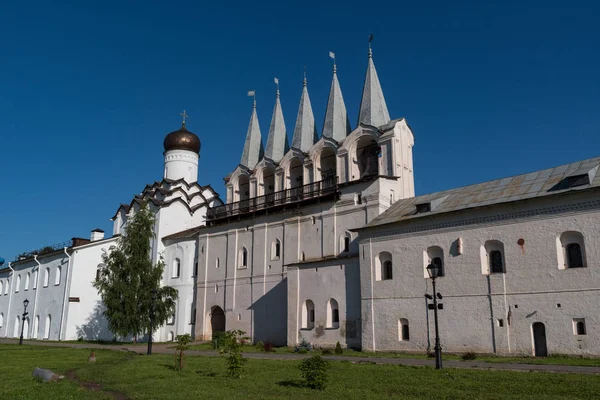 Колокольня и храм Покрова Пресвятой Богородицы в Тихвинском Успенском монастыре. Тихвин, Россия — стоковое фото