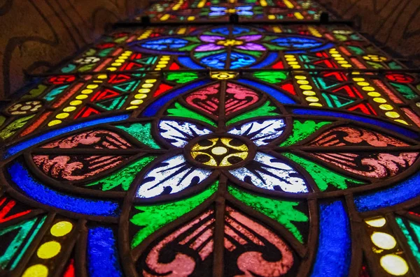 Gebrandschilderd glas venster close-up in de rooms-katholieke Matthias kerk. Boedapest, Hongarije — Stockfoto