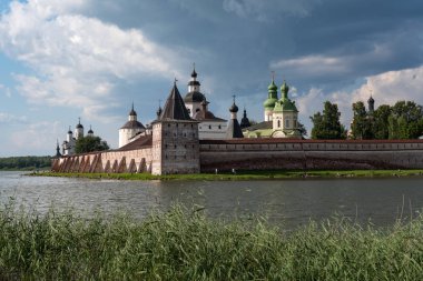  Gölden Kirillo-Belozersky manastırına bak. Kirillov, Vologda bölgesinde bulunan Rus Ortodoks Kilisesi, Manastırı. Rusya