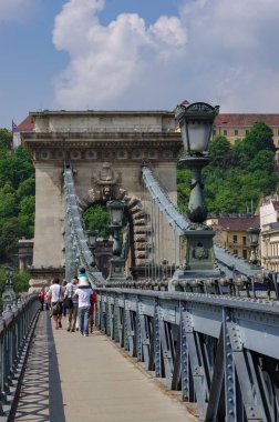 Szechenyi Zincir Köprüsü'ndeki yayalar. Budapeşte, Macaristan.