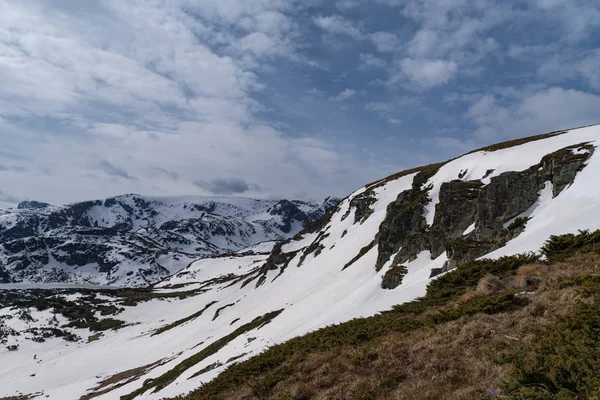 불가리아, 릴라 산, 세븐 릴라 호수의 겨울 산악 풍경. — 스톡 사진