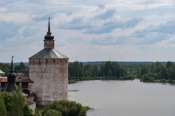Widok z dzwonnicy do wieży Blacksmith. Kirillo-Belozersky klasztor. Klasztor rosyjskiego Kościoła prawosławnego — Zdjęcie stockowe