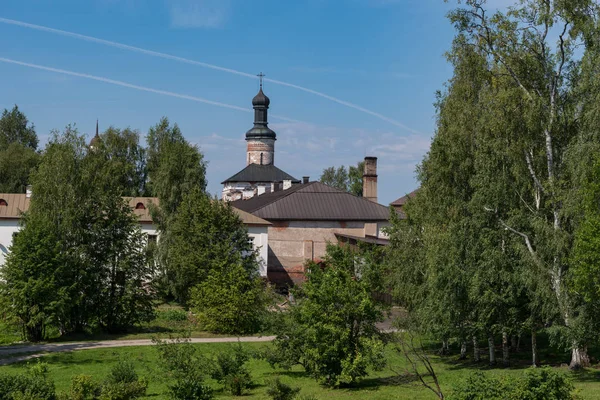 Broderlig kår och kyrkan av John Klimak och Theodore Stratelates i det Kirillo-Belozersky kloster. Kirillov, Vologda region andliga centrum liv i den ryska Nord. — Stockfoto