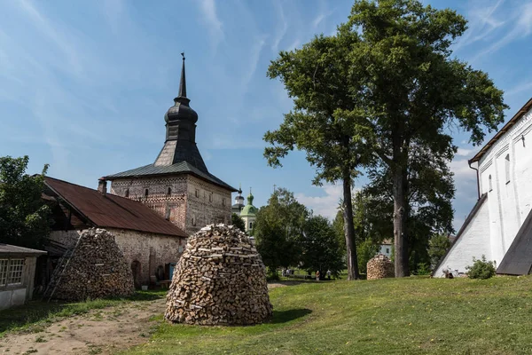 Deaf Tower and St. Sergius Church in the Kirillo-Belozersky Monastery, Vologda region. Russia — Stock Photo, Image