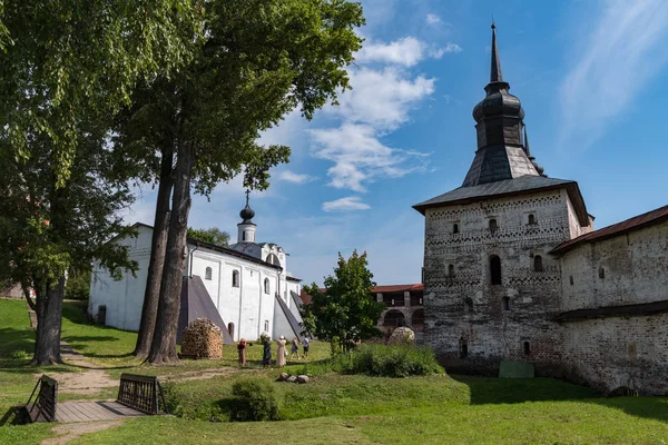 Torre Sorda e Iglesia de San Sergio en el Monasterio Kirillo-Belozersky, región de Vologda. Rusia —  Fotos de Stock