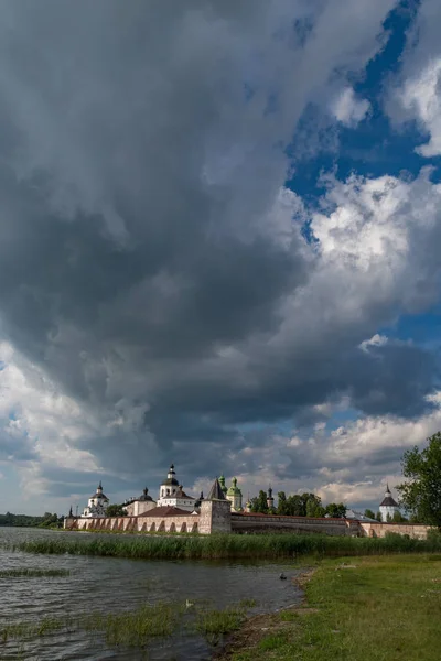 Vista dal lago al monastero Kirillo-Belozersky. Monastero della Chiesa ortodossa russa, situato all'interno della città di Kirillov, regione di Vologda. Russia — Foto Stock