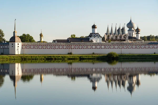 Assunzione di Tikhvin (Bogorodichny Uspensky) Monastero in Tikhvin. Regione di Leningrado. Russia — Foto Stock