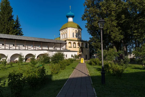 Tikhvin Varsayım Manastırı sadaka evinde Tüm Yas sevinç (Krylechko (Veranda) kilisesinin Tanrı'nın Annesi Simgesi Kilisesi — Stok fotoğraf