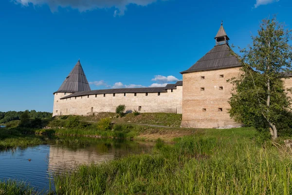 Vista al río Elena, Torre de la Puerta y Torre Strelochnaya de la antigua fortaleza medieval de Ladoga en Rusia —  Fotos de Stock