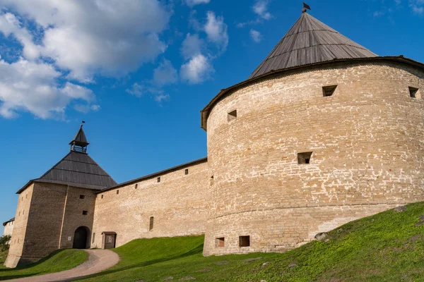 Torre de la Puerta y Torre Klimentovskaya de la Antigua Fortaleza medieval de Ladoga en Rusia — Foto de Stock