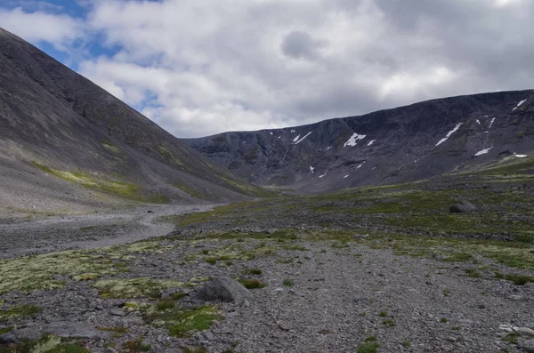 Tundra de montaña con musgos y rocas cubiertas de líquenes, montañas Hibiny por encima del círculo ártico, península de Kola, Rusia — Foto de Stock