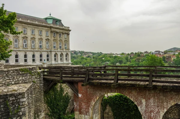 Puente sobre foso en el patio del Castillo Real de Budapest. Hungría . — Foto de Stock