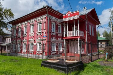  Gogol Street, Vologda şehrinde oyma pencereleri olan eski kırmızı ahşap ev (Rusya)