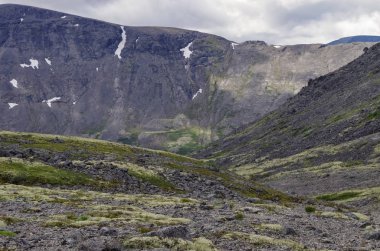 Khibiny bölgesinde dağ vadisi, Kuzey Kutup Dairesi'nin üzerindeki dağlar, Kola yarımadası, Rusya