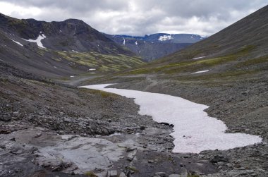 Khibiny bölgesinde dağ vadisi, Kuzey Kutup Dairesi'nin üzerindeki dağlar, Kola yarımadası, Rusya