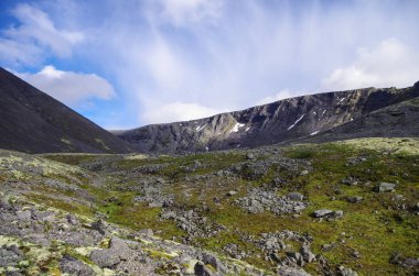 Khibiny bölgesinde dağ vadisi, Kuzey Kutup Dairesi'nin üzerindeki dağlar, Kola yarımadası, Rusya