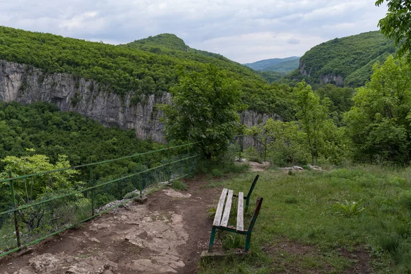 Miradouro "O banco do Amor" na borda do cânion Rio Dryanovo perto do Mosteiro São Arcanjo Miguel, região de Gabrovo, Bulgária — Fotografia de Stock