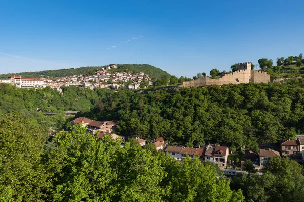Vista para torre e paredes da fortaleza medieval de Trapezitsa — Fotografia de Stock