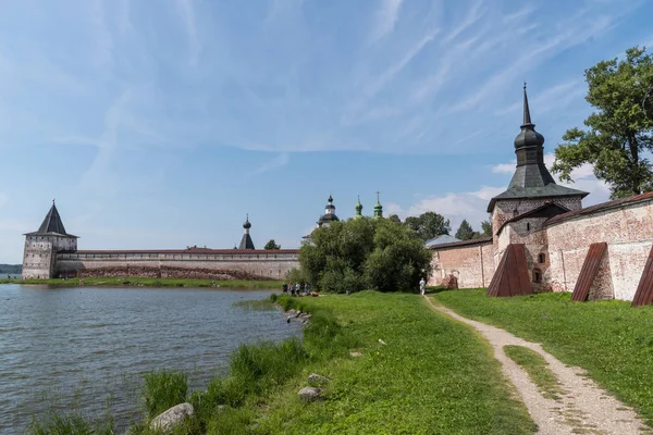 Torre de Svitochnaya (Rolagem) e torre de Glukhaya (Surdo) do mosteiro de Kirillo-Belozersky. O mosteiro da Igreja Ortodoxa Russa, localizado na cidade de Kirillov, região de Vologda . — Fotografia de Stock