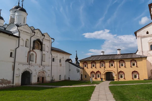 Corps Kelar et église de la Transfiguration au monastère Kirillo-Belozersky. Monastère de l'Eglise orthodoxe russe, région de Vologda . — Photo