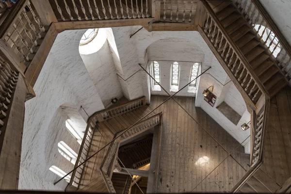 Escalera de madera en el campanario de la catedral de Sofía, en el Kremlin de Vologda. Museo de la Región. Vologda, Rusia . —  Fotos de Stock
