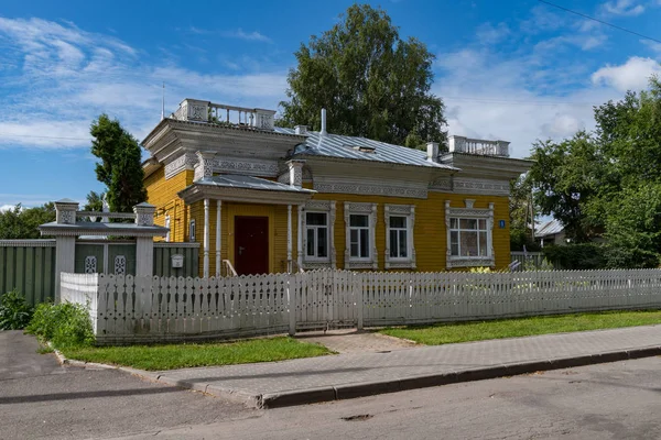 Casa de madera un monumento de arquitectura del siglo 19. Mayakovsky edificio de la calle 9 . — Foto de Stock