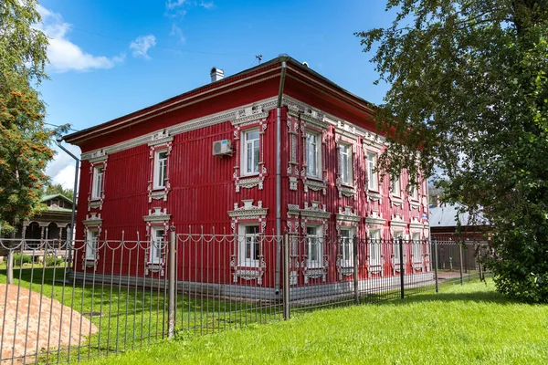 Antigua casa de madera roja con ventanas talladas en la calle Gogol, ciudad de Vologda (Rusia ) — Foto de Stock