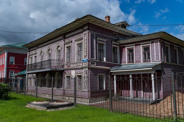 Starý dřevěný dům s vyřezávanými okny v Gogol Street, 51, Vologda City (Rusko) — Stock fotografie