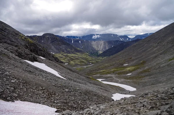 Dolina górska w zakresie Khibiny, góry nad kółkiem arktycznym, półwysep kola, Rosja — Zdjęcie stockowe