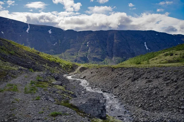 キシニー山脈の山の谷の川、北極圏の上の山々、コラ半島、ロシア — ストック写真