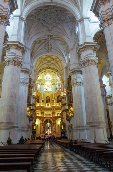 Exquisitos interiores de la Catedral de Granada. Granada, España —  Fotos de Stock