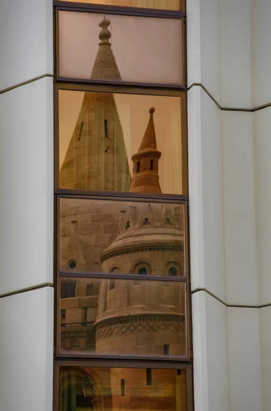 Reflejo de la aguja del Bastión de Pescador en vidrio de ventana, Budapest, Hungría —  Fotos de Stock