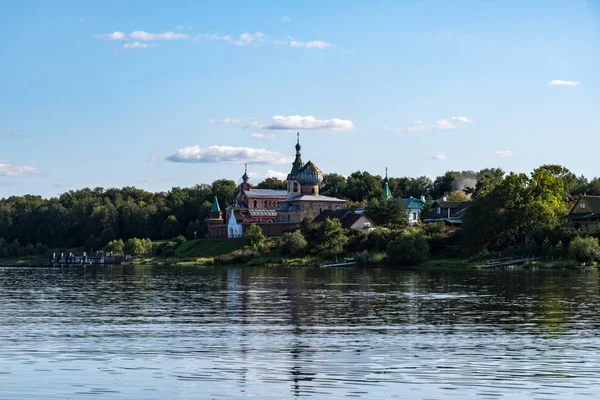 Vista del Monastero di Staroladozhsky Nikolsky in Ladoga Vecchia da fiume Volhov. Regione di Leningrado, Russia — Foto Stock