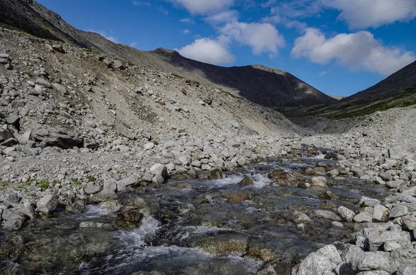 River in Mountain Valley i Khibiny Range, berg ovanför polcirkeln, Kola halvön, Ryssland Royaltyfria Stockbilder