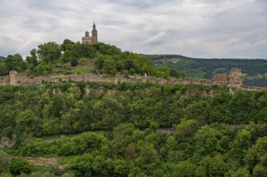 Trapezitsa kalesi kalıntılarından Çarevets Kalesi'nin panoramik manzarası. Bulgaristan'da Veliko Tarnovo.