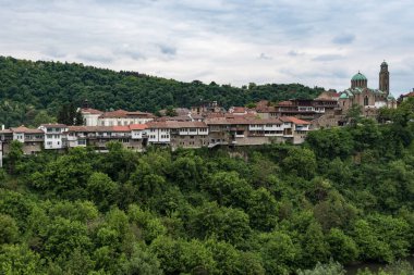 Veliko Tarnovo 'nun eski kenti ve Rozhdestvo Bogorodichno Katedrali' ne (Meryem 'in Doğuşu) bakın. Bulgaristan.