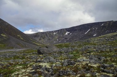 Khibiny sıradağlarındaki dağ vadisi panoraması, Arktik çemberin üzerindeki dağlar, Kola yarımadası, Rusya
