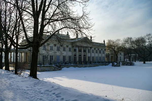 The Lazienki palace in Lazienki Park. Winter landscape with snow. Warsaw. Lazienki Krolewskie, Poland — Stock Photo, Image