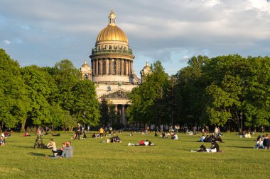 Saint Petersburg, Rusya - 3 Haziran 2020 Senato Meydanı 'nda insanlar St. Isaac Katedrali önünde dinlenirken.