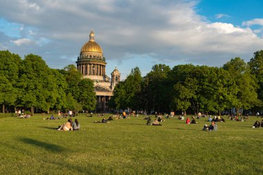 Saint Petersburg, Rusya - 3 Haziran 2020 Senato Meydanı 'nda insanlar St. Isaac Katedrali önünde dinlenirken.