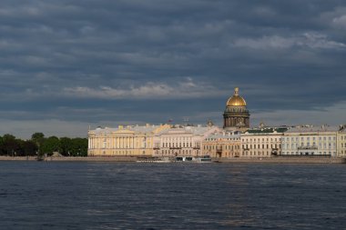 Neva nehri ve St. Isaac Katedrali 'nin altın kubbesi ve arka planda Anayasa Mahkemesi binası olan İngiliz Embankment. Saint Petersburg, Rusya