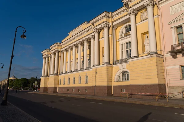 Gebäude Des Verfassungsgerichts Der Russischen Föderation Und Der Präsidentenbibliothek Admiralswall — Stockfoto