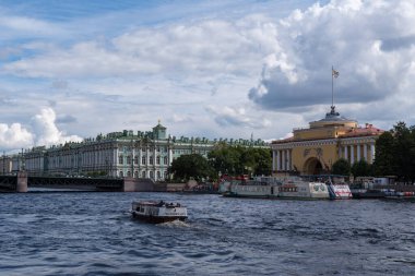Saint Petersburg, Rusya - 3 Haziran 2020: Neva nehri boyunca Neva Nehri boyunca uzanan tarihi Kış Sarayı ve Deniz Kuvvetleri binalarının manzarası.