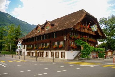 Interlaken, İsviçre - 24 Ağustos 2010: İsviçre 'de ünlü bir tatil beldesi olan Interlaken' de yer alan eski Avrupa binaları