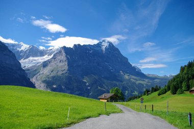 Güneşli gün manzaralı dağlara Vally ve Mittelhorn ve Mattenberg zirveleri 1. Cadde 'den (Grindelwald) (Jungfrau bölgesi, Bern, İsviçre)