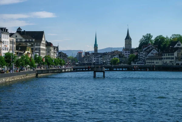 有名な聖ピーターとFrumunster教会 Limmat川と歴史的なチューリッヒ市内中心部の景色 スイス — ストック写真